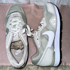 NIKE WOMEN'S VENTURE RUNNER SNEAKER - PALE GREY Brand new never worn